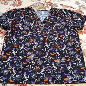 NWOT 🥧 I ♥️ Scrubs skeleton and bats 3 pocket top